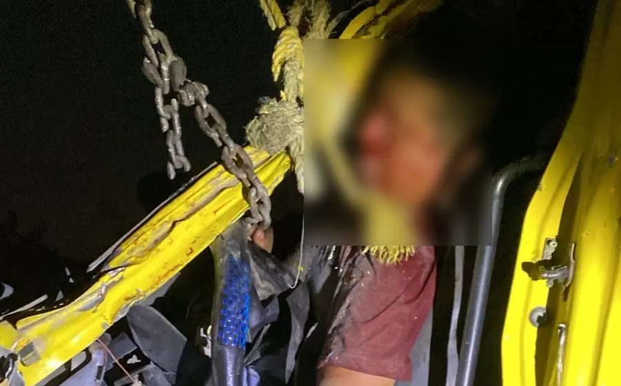 El chofer de un camión Torton quedó prensado y lesionado dentro de la cabina de su unidad tras chocar contra un tráiler.
