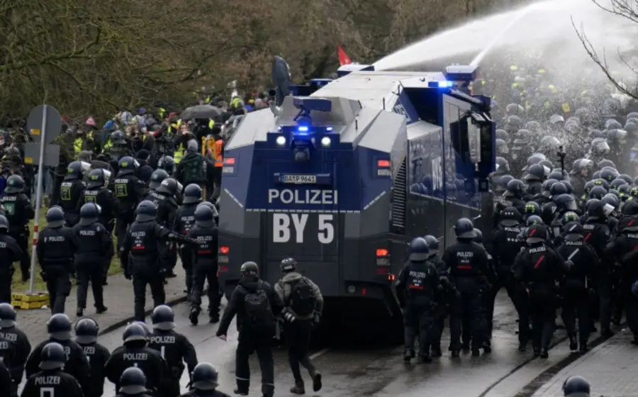 El congreso de la organización juvenil de extrema derecha alemana, Generation Deutschland, el cual inició con retraso por protestas de detractores.