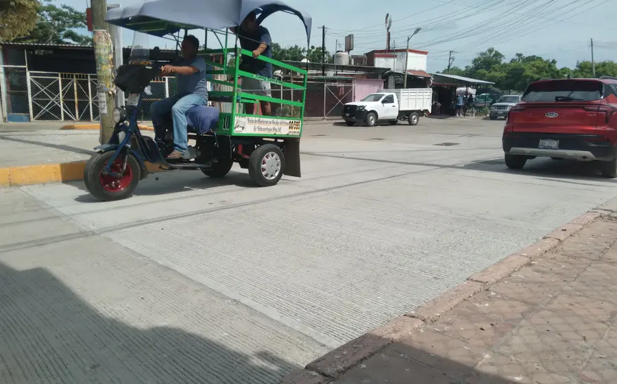 Motocarros en una calle de Santo Domingo Tehuantepec, donde habitantes exigen la instalación de silenciadores para reducir la alta contaminación auditiva.