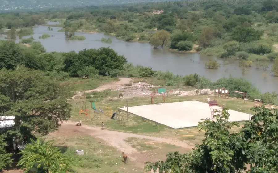 Montones de basura y desechos plásticos arrojados por habitantes contaminan gravemente las orillas y el cauce del río Tehuantepec en Oaxaca.