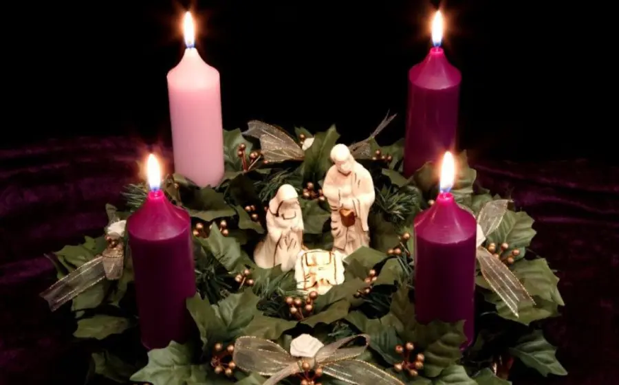 Una Corona de Adviento, símbolo católico que con sus velas y forma circular representa la eternidad de Dios durante el tiempo de espera.