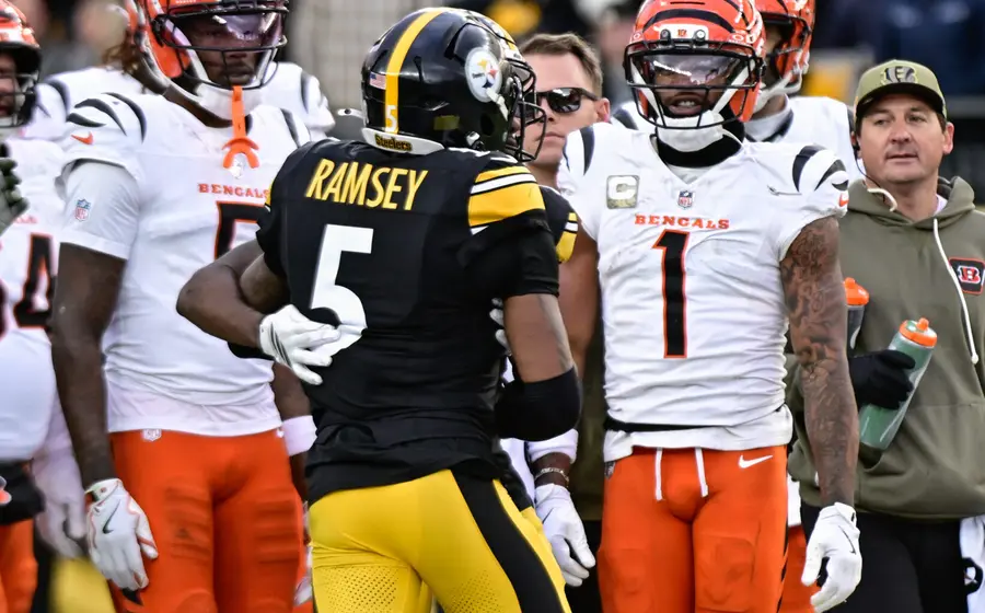 La defensiva de los Acereros, la 'cortina de acero', en acción durante su victoria contra los Bengalíes de Cincinnati para tomar el liderato.