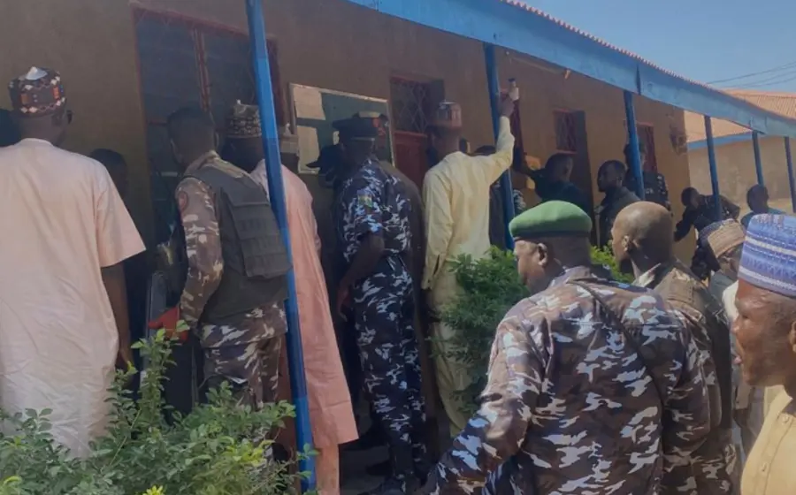 Imagen representativa de la crisis de inseguridad en Nigeria, donde los secuestros han aumentado de forma alarmante, principalmente en el norte del país.
