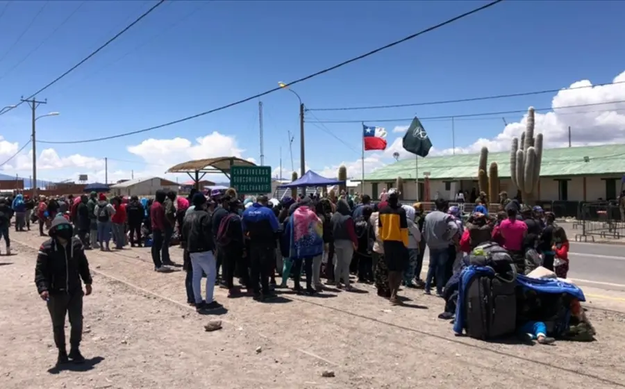 Migrantes varados en la frontera entre Chile y Perú en medio de la crisis humanitaria y la militarización anunciada para la zona.