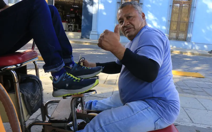 Un hombre de Oaxaca, quien representa a los casi dos millones que son el sustento de sus hogares y enfrentan una doble emergencia.