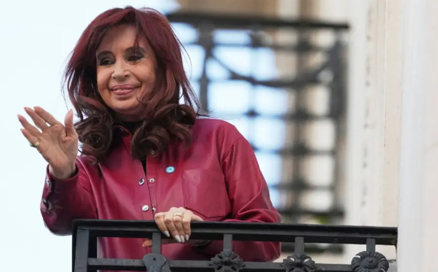 La expresidenta Cristina Fernández mientras niega las acusaciones de sobornos en su contra, señalando ser víctima de una persecución judicial.