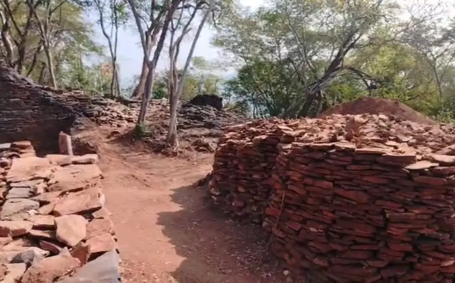 Daños visibles en los basamentos y estructuras piramidales de la zona arqueológica de Guiengola, reportados por visitantes.