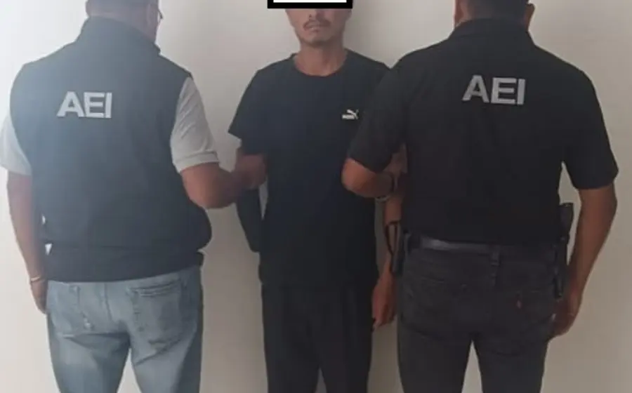 David es detenido por elementos de la Agencia Estatal de Investigaciones (AEI) al ser acusado del delito de violación en agravio de su hija.