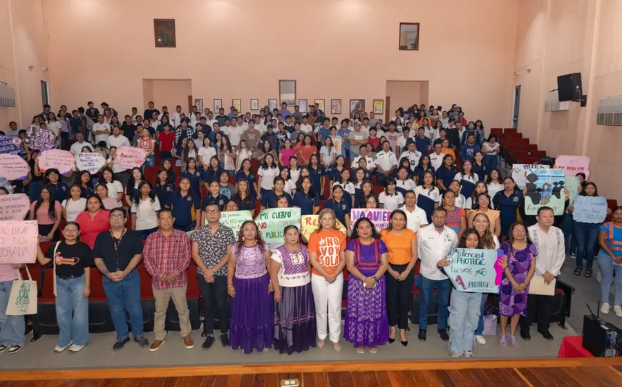 Asistentes a la jornada de la DDHPO conocen la guía contra el acoso sexual en el transporte público de Oaxaca, como parte del activismo.