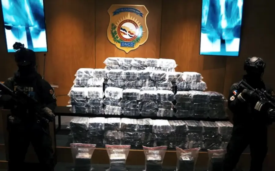 Paquetes con 500 kilogramos de cocaína que eran transportados en una lancha y fueron decomisados por autoridades de República Dominicana en el Caribe.