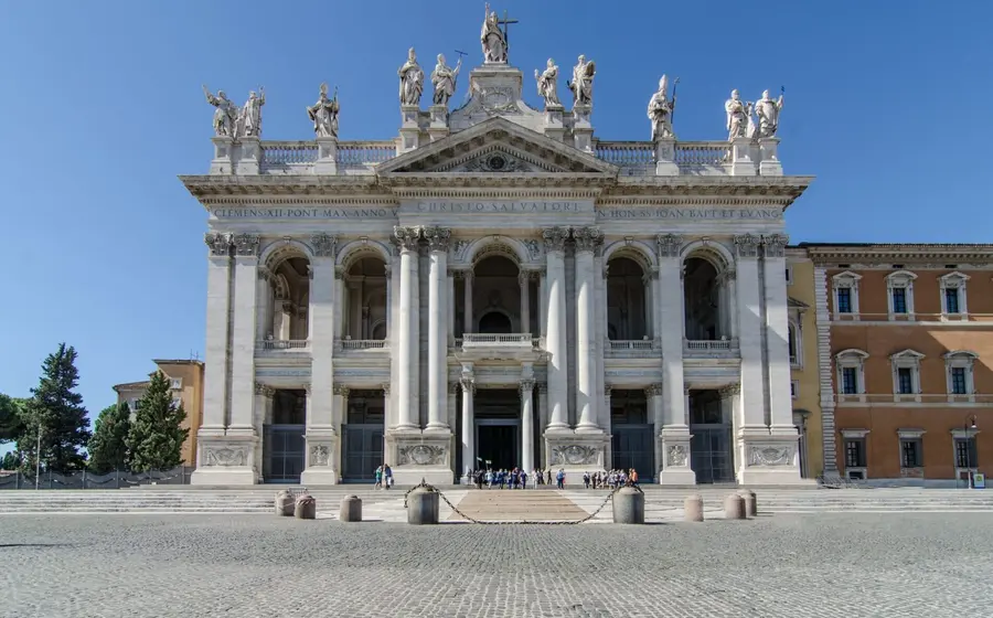 Una vista arquitectónica de la histórica Basílica de San Juan de Letrán en Roma, cuya dedicación se conmemora cada 9 de noviembre.