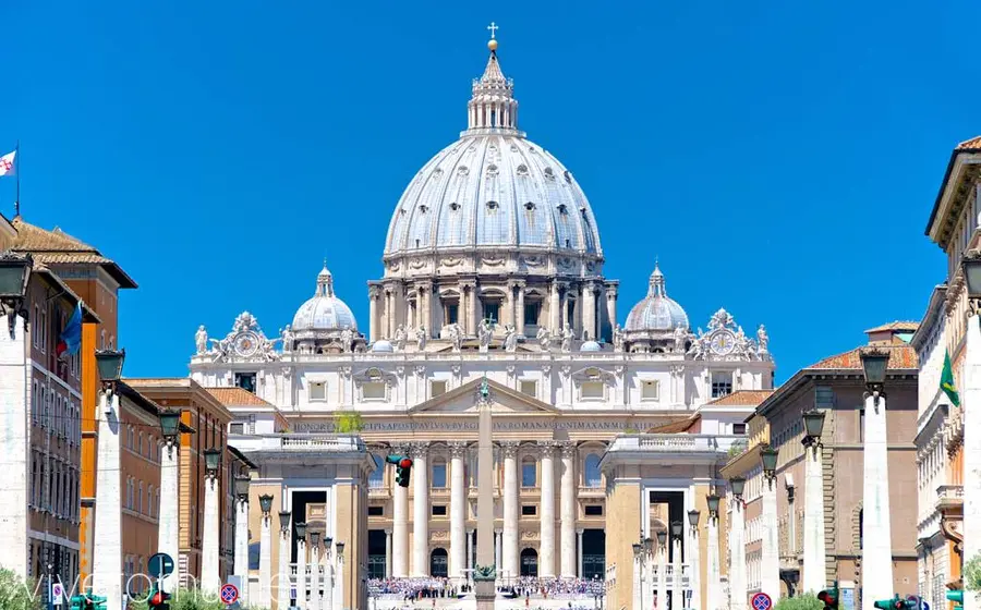 Vista exterior de la majestuosa Basílica de San Pedro en el Vaticano, cuya dedicación se conmemora el 18 de noviembre.