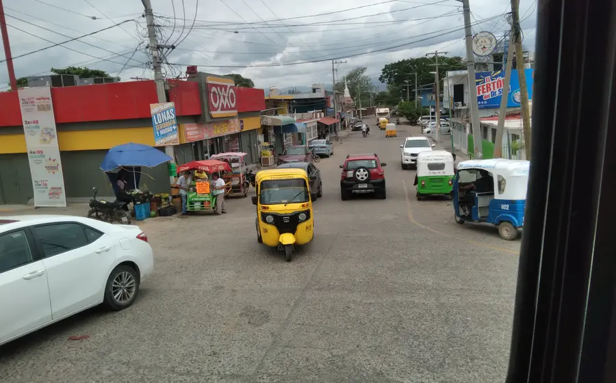 Un mototaxi circula en la vía pública, un servicio que ha sido denunciado por la falta de pericia y precaución de sus conductores.