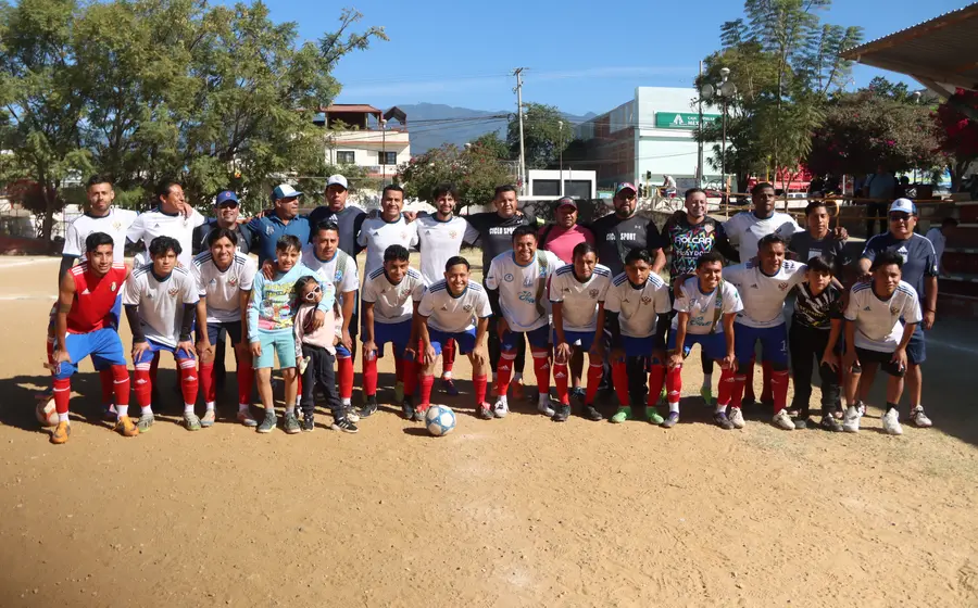 El equipo de Ciclo Sport muestra su decepción en el campo tras caer en casa durante el partido contra Holanda Hecsan.