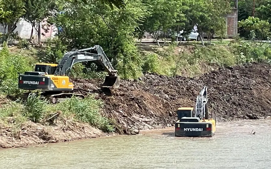 Labores de desazolve y limpieza en el Río Los Perros, donde los trabajos se concentran en los tramos considerados como puntos críticos.