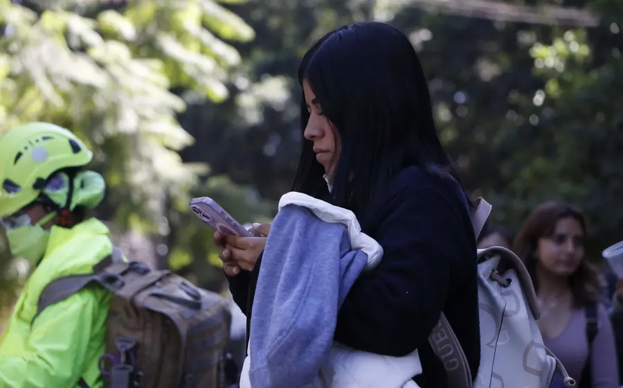 Un joven de la Generación Z enfrenta la crisis de desempleo en México, una problemática que afecta a casi la mitad de su generación.
