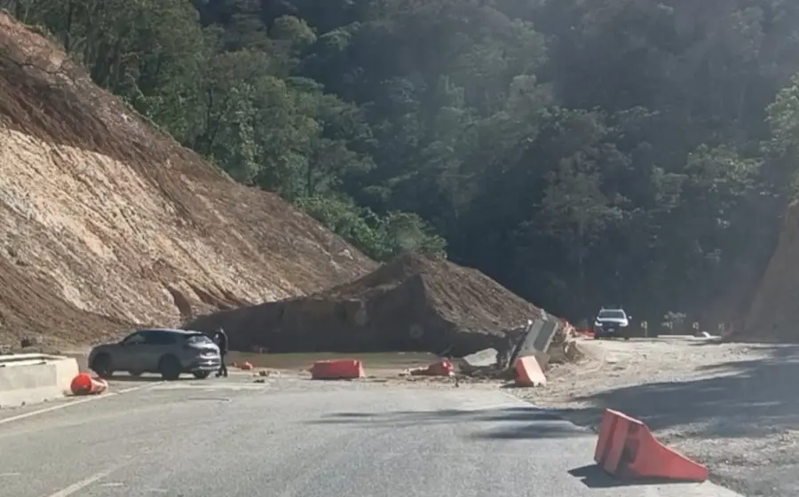 Piedras y material suelto sobre la carretera Barranca Larga–Ventanilla, resultado de pequeños deslaves que representan un riesgo para los conductores.