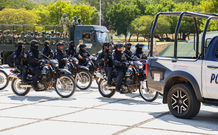 Elementos de la Agencia Estatal de Investigaciones durante el despliegue de seguridad para aumentar la presencia policial en la región del Istmo.