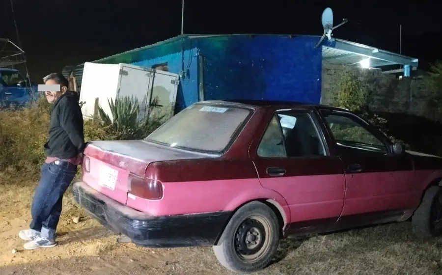 Genaro R. R. es detenido por autoridades en San Felipe Tejalápam, Etla, como presunto responsable de robo y desmantelamiento de vehículos.