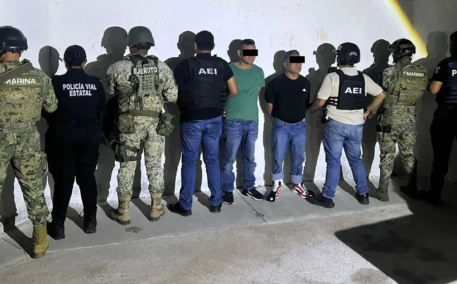 B.R.E. y E.L.D., los dos hombres detenidos como presuntos responsables del asalto a un banco en la ciudad de Salina Cruz.