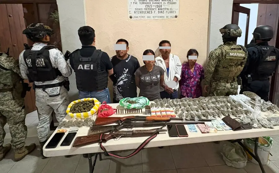 Cuatro personas detenidas con dosis de droga tras un operativo de cateo a tres domicilios en el municipio de Jamiltepec.