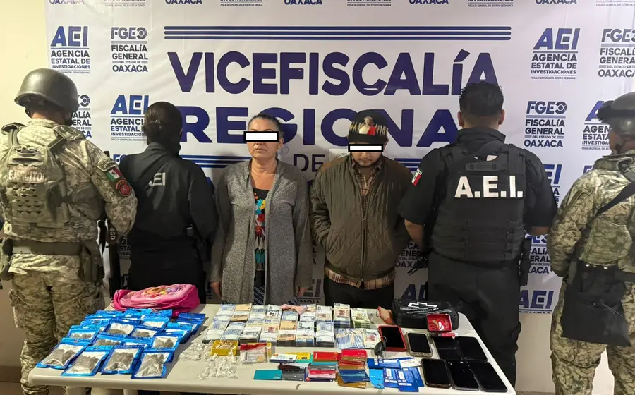 Personas detenidas durante un operativo en Santa Cruz Xoxocotlán, junto a los objetos asegurados que incluyen tarjetas, vehículos y droga.