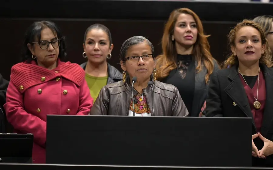 La diputada Irma Juan Carlos en una fotografía donde sostiene que el Presupuesto de Egresos 2026 está diseñado para promover la justicia social.