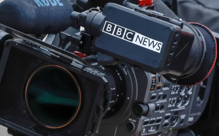 El magnate exige la retractación de la BBC antes del viernes o demandará por mil millones de dólares.