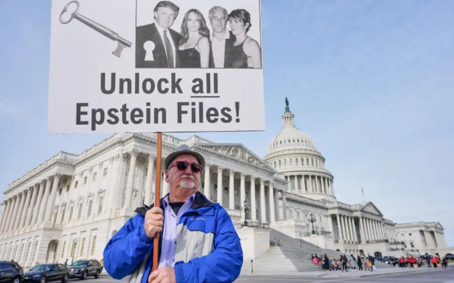 Fotografía de Donald Trump, quien retiró su oposición y respaldó la divulgación de los archivos relacionados con el caso Epstein.