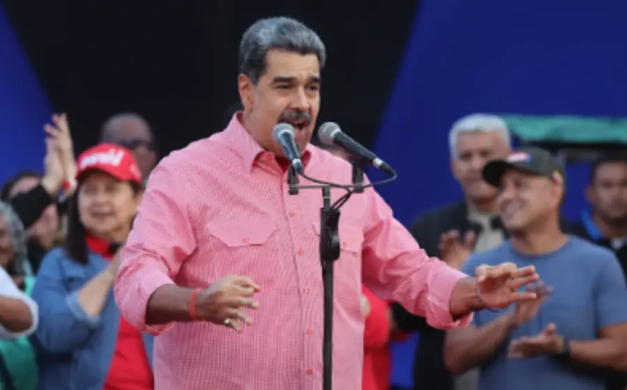 Fotocomposición de Donald Trump y Nicolás Maduro que ilustra la noticia sobre una posible conversación que Trump insinuó podría tener con el mandatario venezolano.