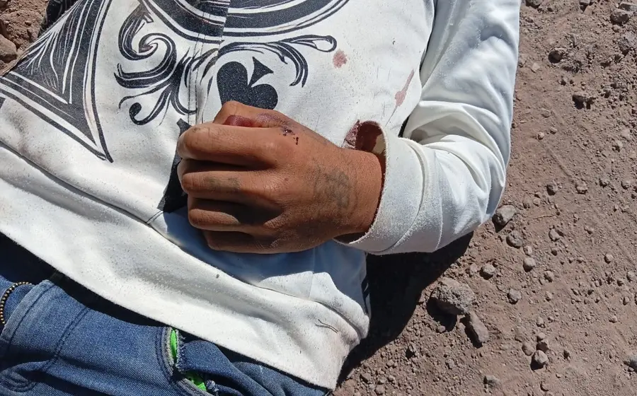 Escena del crimen en San Pedro Totolápam, Tlacolula, donde dos jóvenes fueron asesinados, provocando la movilización de cuerpos de seguridad en la zona.