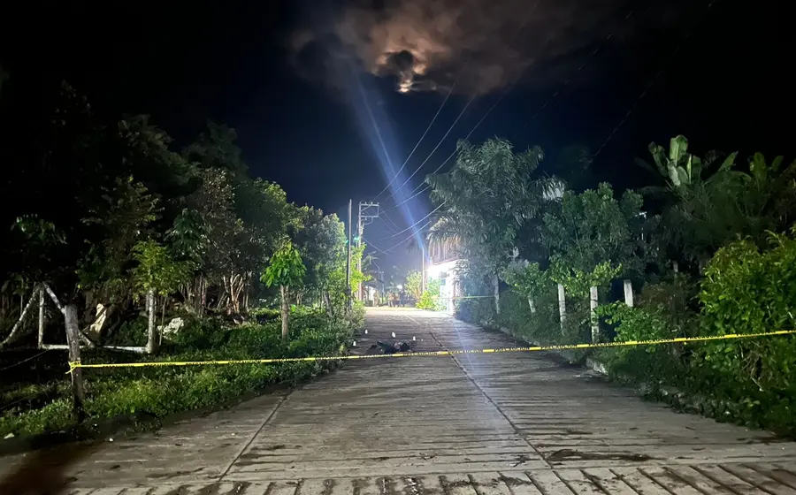 Escena del crimen donde Eduardo, de 27 años, fue asesinado presuntamente durante una riña en el barrio Benito Juárez de San Pedro Pochutla.