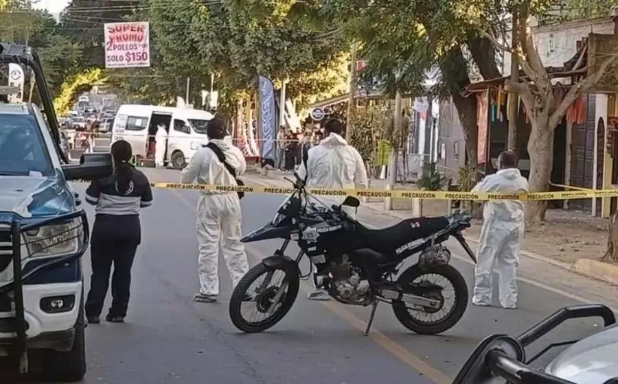 El ex presidiario y presunto vendedor de drogas Jorge M. P., alias El Orejón o El Chore, fue ejecutado a balazos frente a su hija en una farmacia de Santa María Atzompa, a solo dos días de haber salido de prisión.