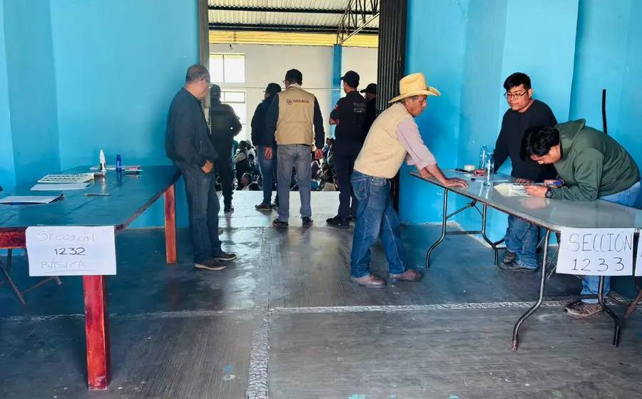 Ciudadanos de una comunidad indígena participan en la elección libre de sus representantes locales mediante los Sistemas Normativos Internos, en un proceso pacífico.