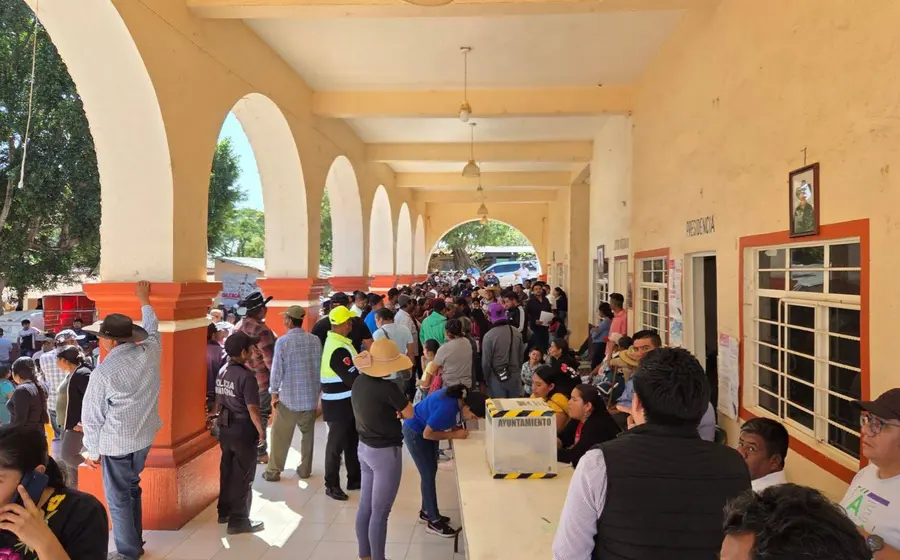 Proceso de votación en una de las 361 elecciones municipales realizadas por usos y costumbres, reflejando el avance de los comicios por sistemas normativos.