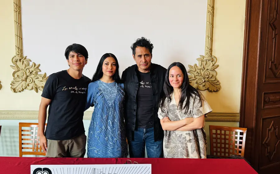 El director Rigoberto Pérezcano posa con los actores Pedro Miguel Javier, Ximena Figueroa, y la directora de OaxacaCine, Isabel Rojas, en la presentación.