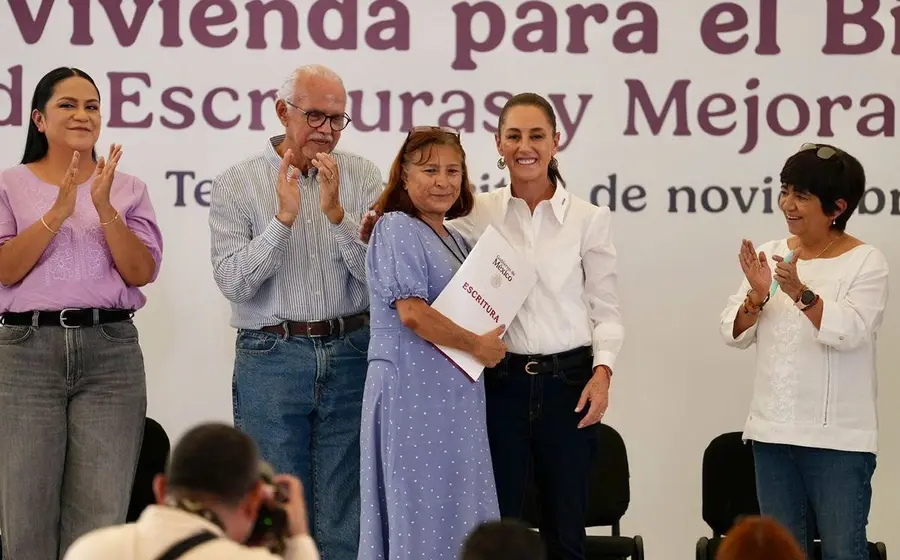 La Presidenta entrega escrituras y constancias de reducción a derechohabientes del Infonavit, como parte de un programa que beneficiará a millones de personas.