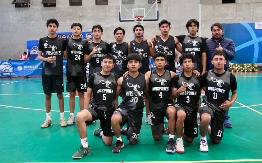El equipo de Avispones celebra su victoria como campeón estatal en la categoría juvenil varonil, preparándose para competir en el torneo nacional.