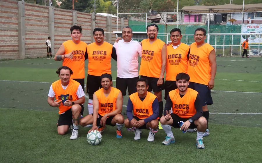 El equipo de futbol 7 de Educación Física posa para una foto tras avanzar a la final del Torneo Magisterial.