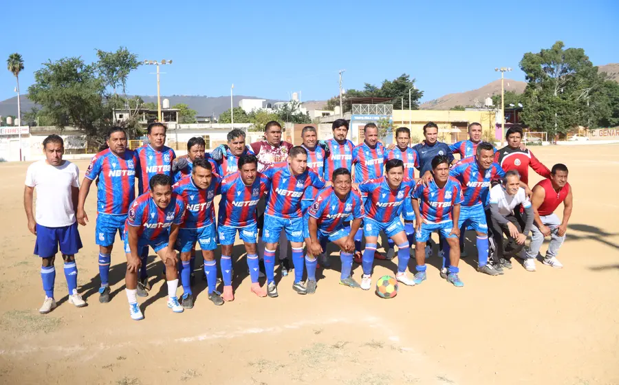 Los jugadores del equipo de fútbol de Xoxocotlán muestran su decepción en la cancha después de sufrir una dolorosa derrota durante el partido.