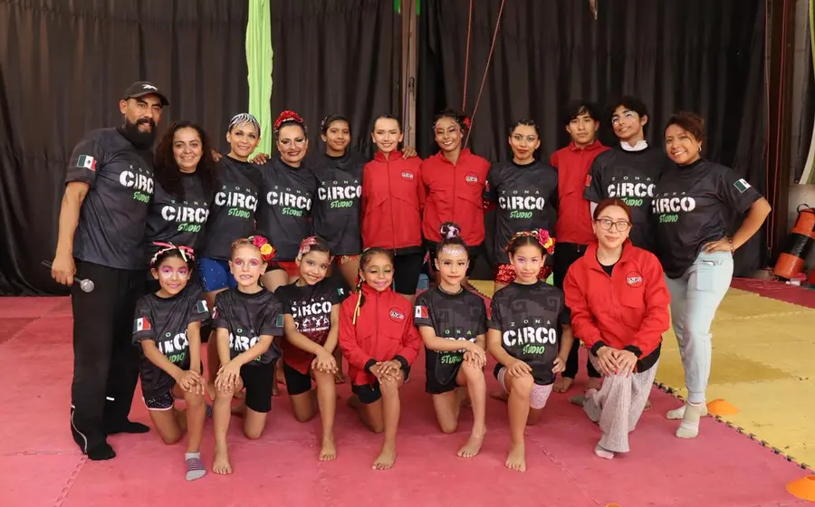 El equipo de Zona Circo de Oaxaca posa para una foto grupal antes de su participación en el Mundial de Danza Aérea de Costa Rica.