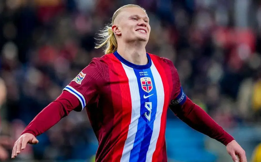 El delantero Erling Haaland celebra la histórica clasificación de la selección de Noruega para el Mundial de fútbol del año 2026.