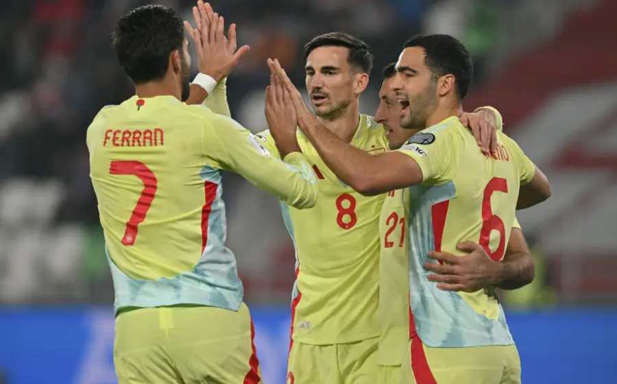 La selección de España celebra durante el partido de eliminatorias de la UEFA rumbo al Mundial 2026, donde consiguió una contundente victoria.