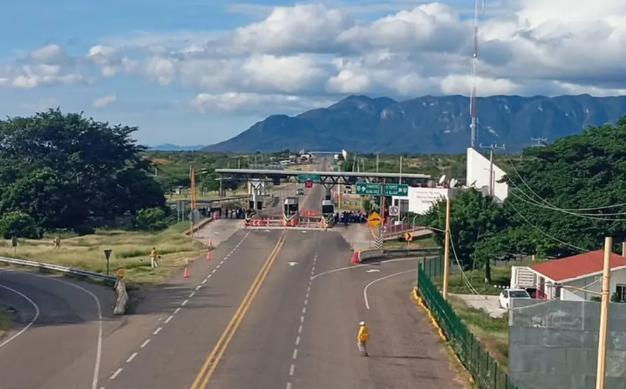 Estudiantes normalistas de la ENUFI protestan en la caseta de cobro de Ciudad Ixtepec, causando la molestia de los usuarios de la carretera 185-D.