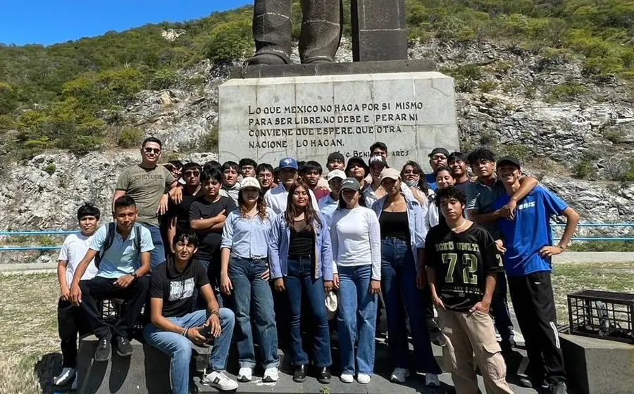 Estudiantes de la carrera de Ingeniería Civil del TecNM-Istmo durante una práctica de campo en las instalaciones de la Presa Benito Juárez.