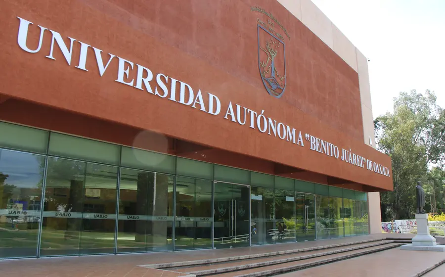 Proceso en línea para que estudiantes de la UABJO certifiquen su CURP, con verificación de datos realizada por el RENAPO para garantizar su identidad.