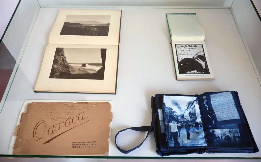 La exposición 'Fotografía y libros' en el CFMAB, curada por Rigoberto Díaz Julián, muestra una selección de volúmenes de su biblioteca.