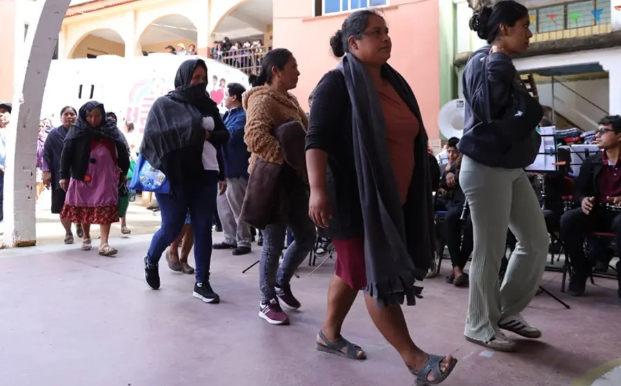 Miembros de las familias desplazadas regresan a la Agencia Guadalupe Victoria, marcando el fin de un exilio de ocho años sin recibir apoyos.