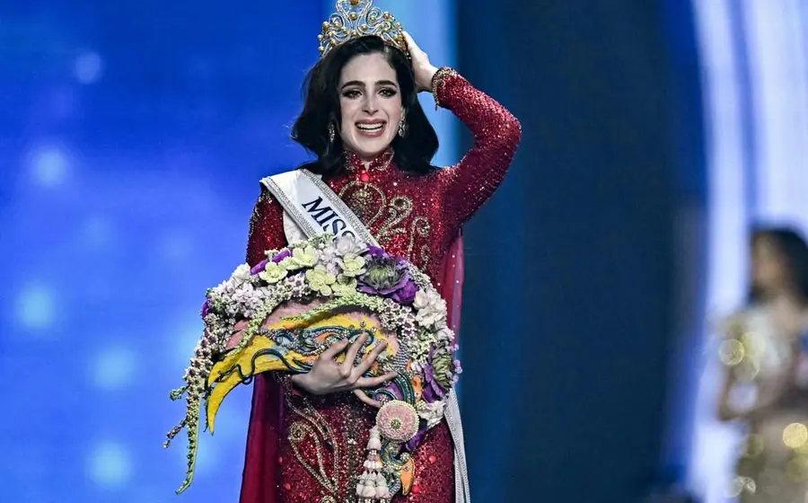 La mexicana Fátima Bosch celebra emocionada al ser coronada como Miss Universo 2025, convirtiéndose en la cuarta mujer de México en ganar el título.