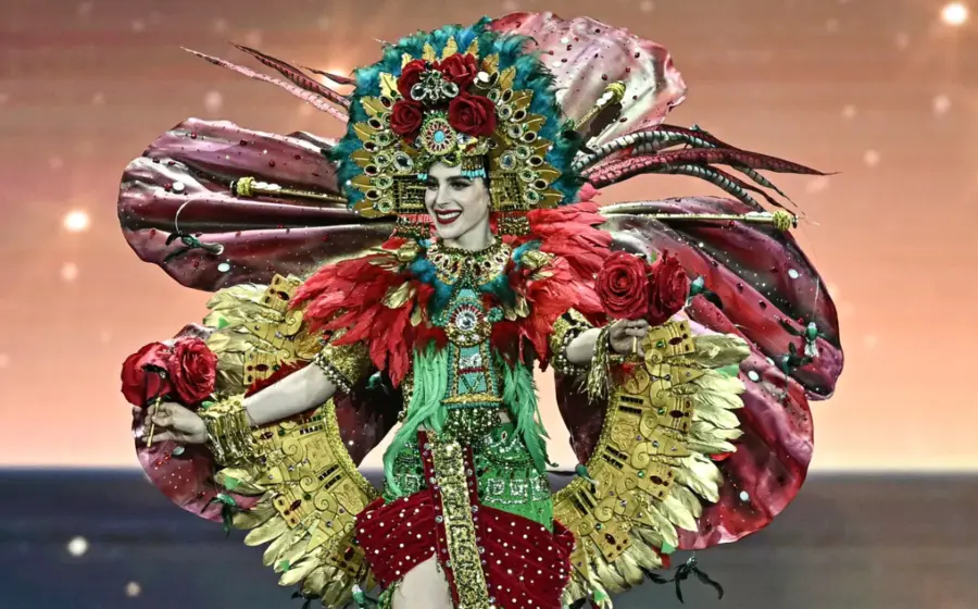 Fátima Bosch posa luciendo un imponente traje de inspiración mexica, un atuendo que representa la fuerza y la dignidad de la mujer.